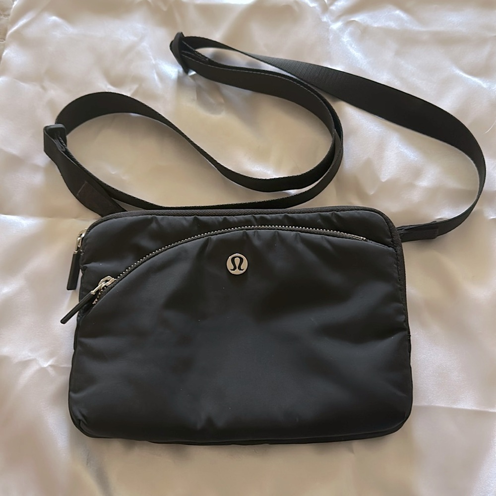 LULULEMON BLACK CROSSBODY BAG